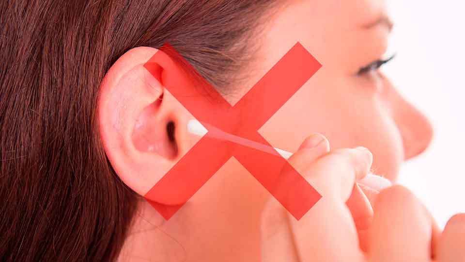 Et øre med brunligt hår omkring ses i fokus. Et rødt grafisk design overlapper billedet. Ingen synlige høreapparater eller mærker som Oticon, Bernafon eller Philips genkendes.