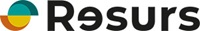 Logoet viser teksten ’Resurs’ i sort med et moderne, geometrisk ikon til venstre bestående af farvede segmenter i turkis, gul og orange, symboliserende et cirkulært design. Ingen yderligere tekst.