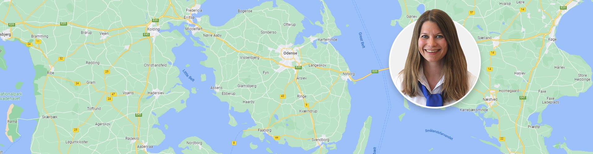 Et kort over Danmark med fokus på Sydjylland og Fyn. Til højre ses en cirkulær indsat illustration af en person i hvid skjorte og blå tørklæde uden synlige mærker. Ingen tekst.