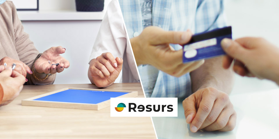 To hænder viser en samtale om høreapparater ved et bord med en blå flade til venstre, mens et betalingskort gives over en disk til højre. Tekst: ’Resurs’.