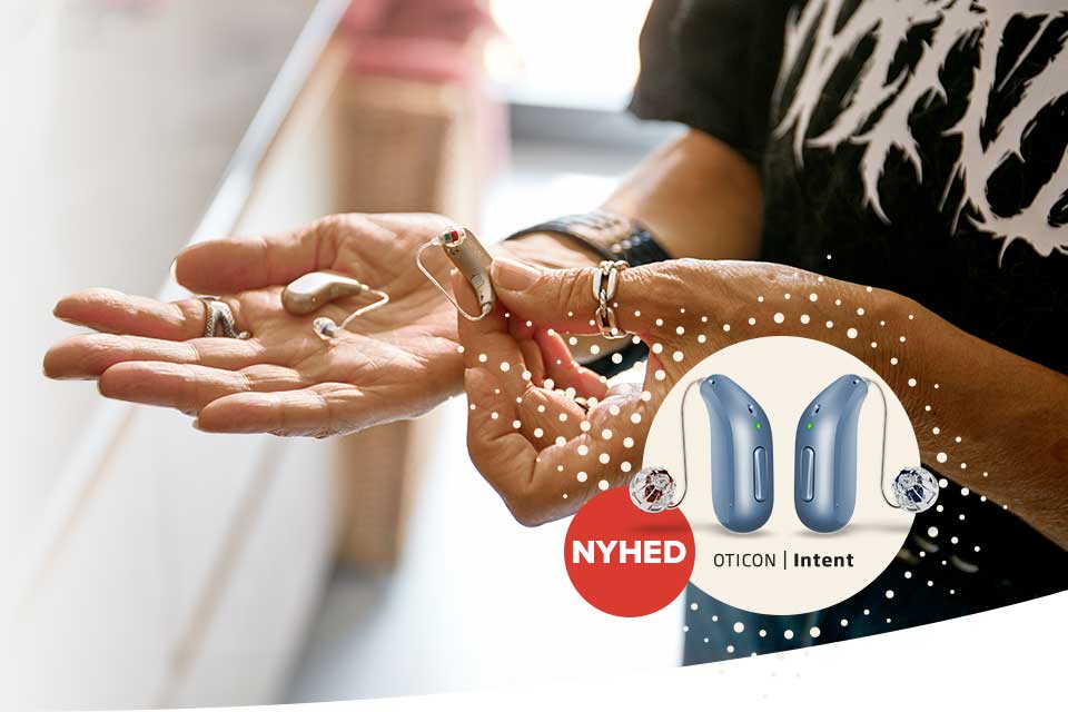 Oticon Intent høreapparater i hånden på en person med fokus på detaljer og design
