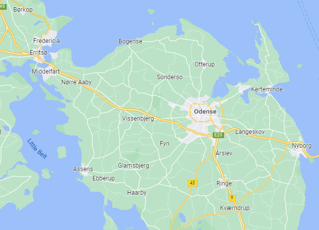 Et detaljeret kort viser øen Fyn i Danmark med byerne Odense, Middelfart, Nyborg og Kerteminde markeret. Veje, herunder E20, forløber gennem landskabet omgivet af vand.