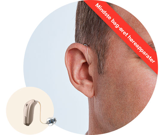 En mand bærer et lille, bag-øret høreapparat fra Oticon. Øverst til højre står teksten 'Mindste bag-øret høreapparater' i en rød bjælke. Høreklinik og høretest relevant.