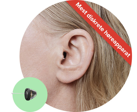 Et diskret høreapparat er placeret i øregangen på en person med lyst hår. Teksten 'Mest diskrete høreapparat' vises på et rødt bånd i øverste højre hjørne.