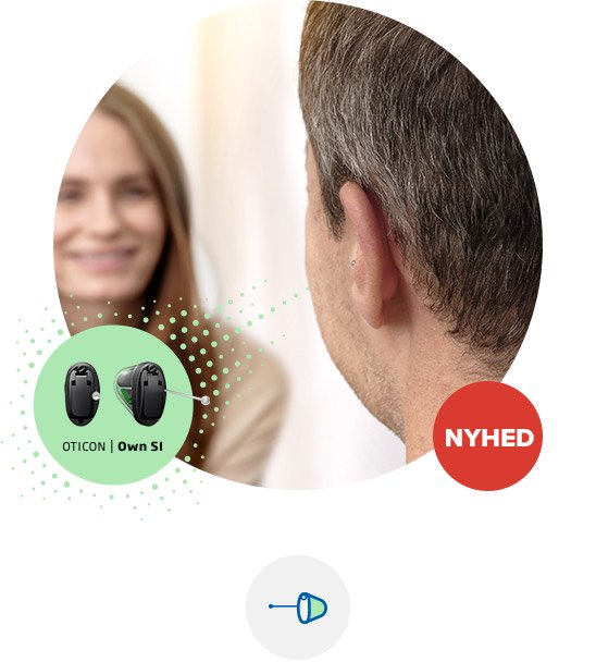 En mand med gråt hår bruger en diskret Oticon Own høreapparat, mens han taler med en person i en klinik. Tekst: ’OTICON | Own SI’ og ’NYHED.’