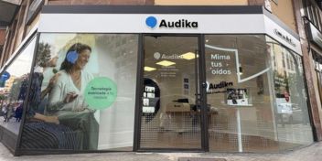 Fachada del Centro Auditivo Audika en Zamora con carteles promocionales y slogan ’Mima tus oídos’.
