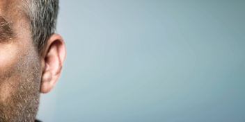 cara de un hombre con enfoque en la oreja