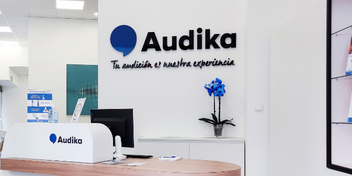 recepción del nuevo centro auditivo audika menorca