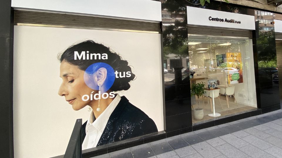 Centro auditivo en Madrid con escaparate moderno y mensaje ’Mima tus oídos’.