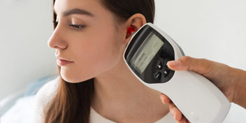 la imagen muestra una mujer haciendo una prueba de audiometría