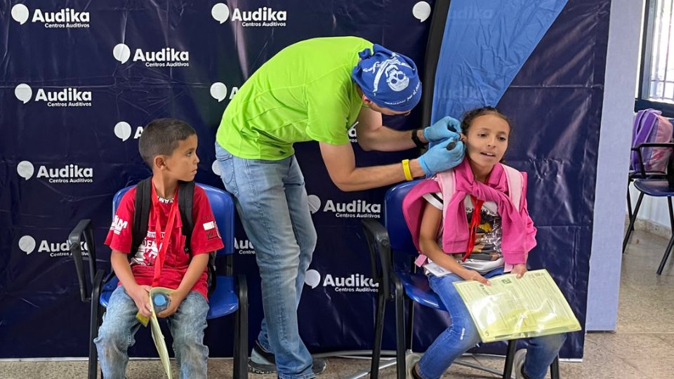 Un año más, Audika y Acansa colaboran para mejorar la salud auditiva de los niños saharauis.