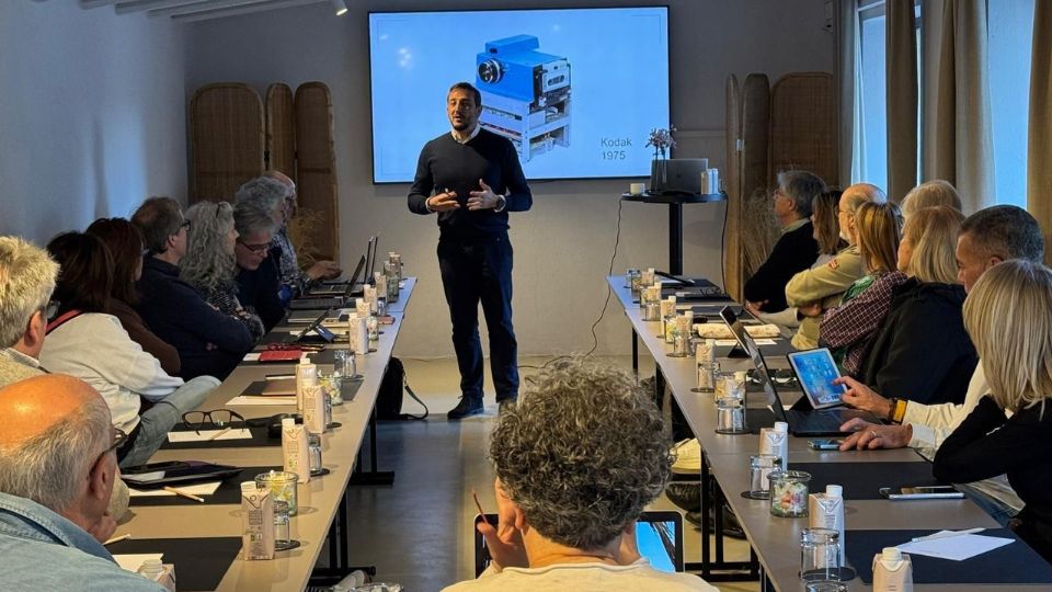 Un grupo de personas en una presentación sobre innovación tecnológica en audición, con un enfoque en inteligencia artificial generativa.