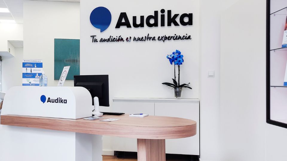 Nuevo centro auditivo Audika en San Vicente del Raspeig con recepción moderna y acogedora.