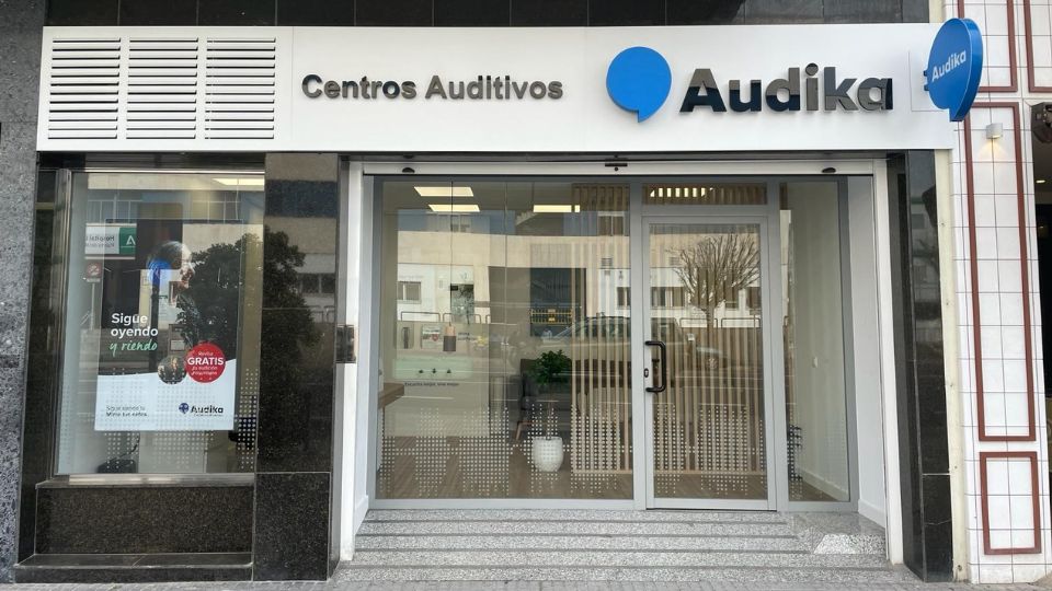 Audika Centro Auditivo en Cádiz con fachada moderna y ventanales grandes.