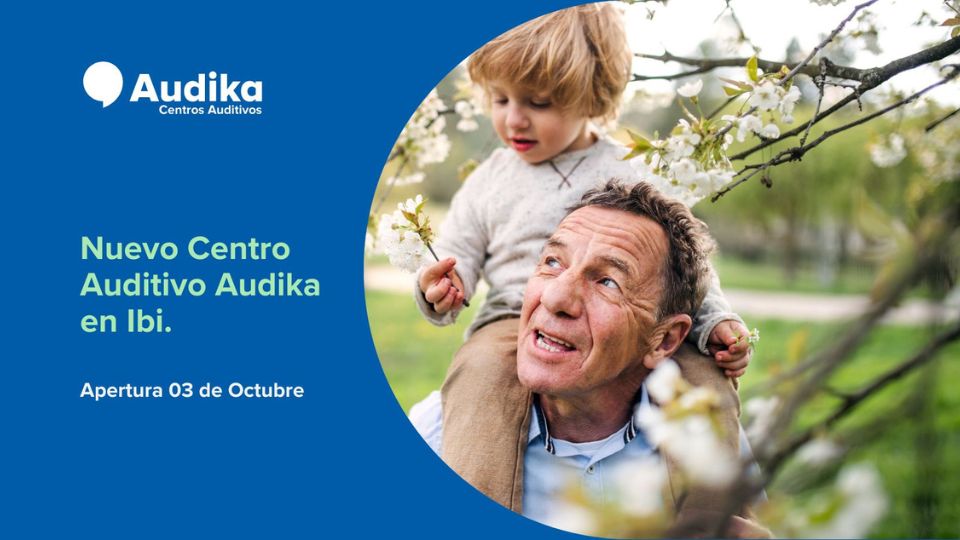 Logotipo de Audika Centros Auditivos en fondo azul. Texto: ’Nuevo Centro Auditivo Audika en Ibi. Apertura 03 de Octubre.’ Imagen de un hombre cargando a un niño bajo un árbol florecido. Contexto natural.