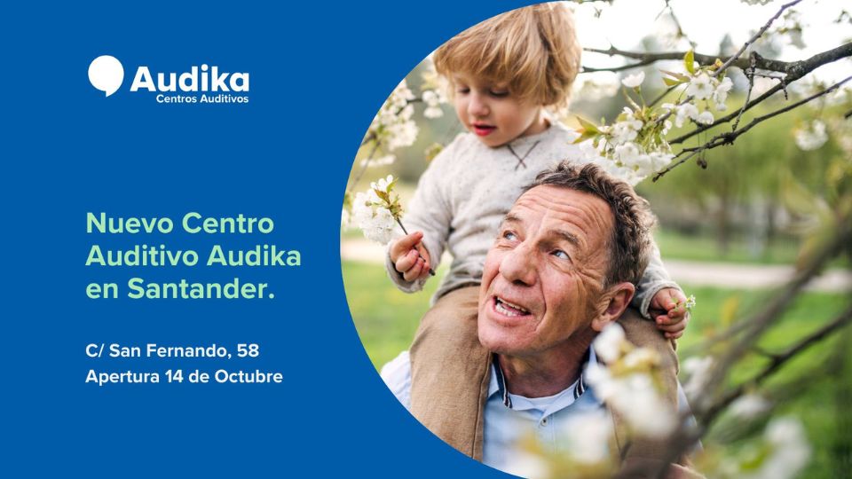 El cartel promociona el ’Nuevo Centro Auditivo Audika en Santander’ con apertura el 14 de octubre en C/ San Fernando, 58. Incluye una imagen familiar en un parque floral.