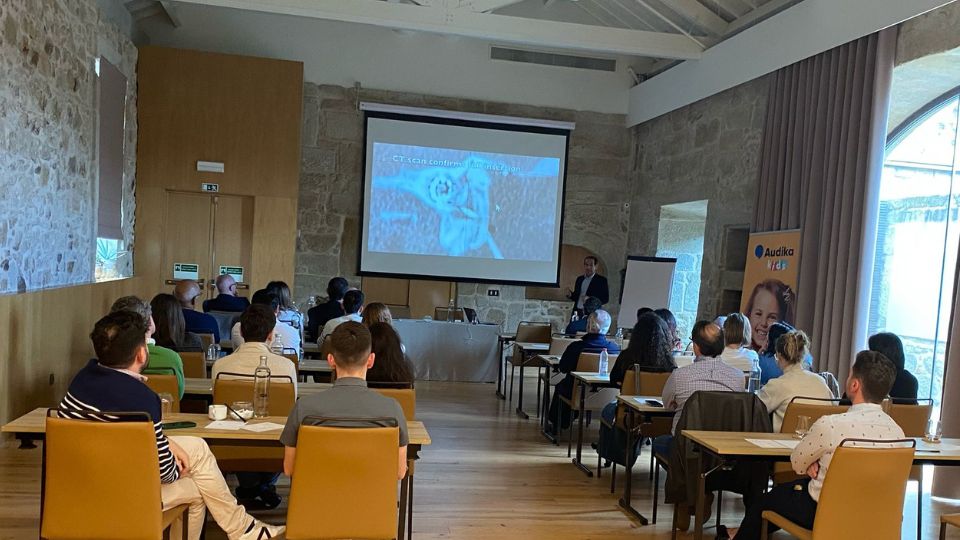 formación continua en audiología en un entorno profesional