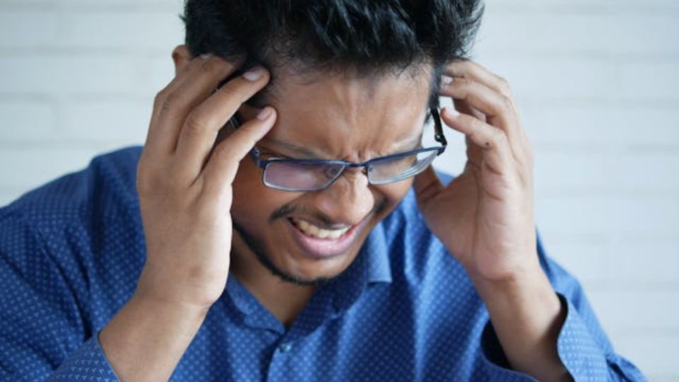 Persona con molestias debido a tinnitus o sonidos en los oídos.