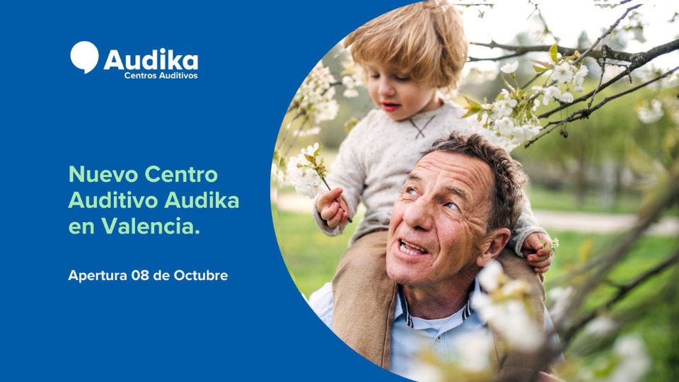 Logotipo de Audika Centros Auditivos en fondo azul. Texto: ’Nuevo Centro Auditivo Audika en Valencia. Apertura 08 de Octubre’. Una persona carga a un niño rodeados de árboles florecidos.