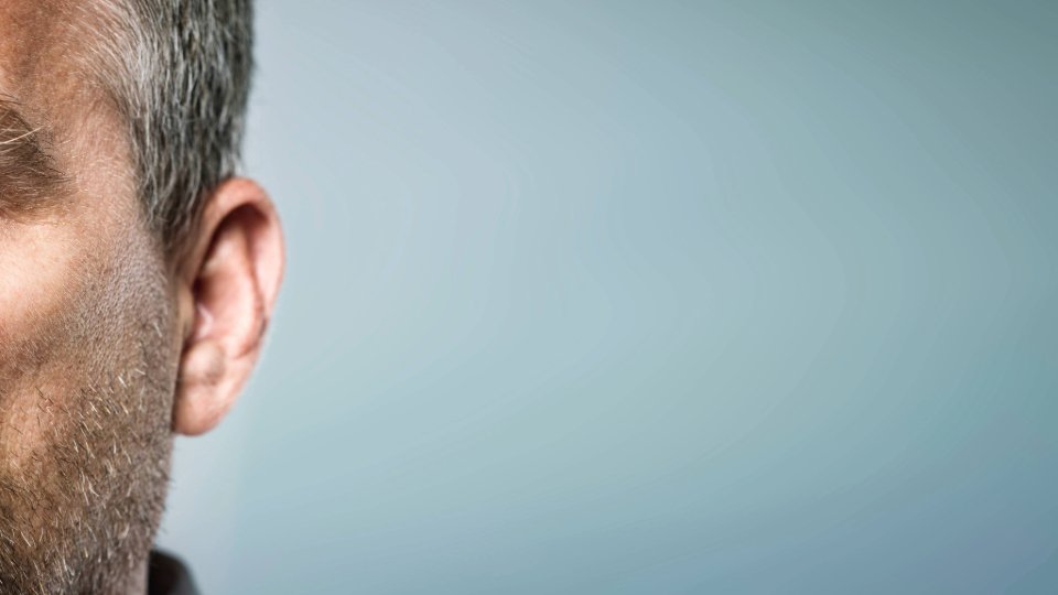cara de un hombre con enfoque en la oreja