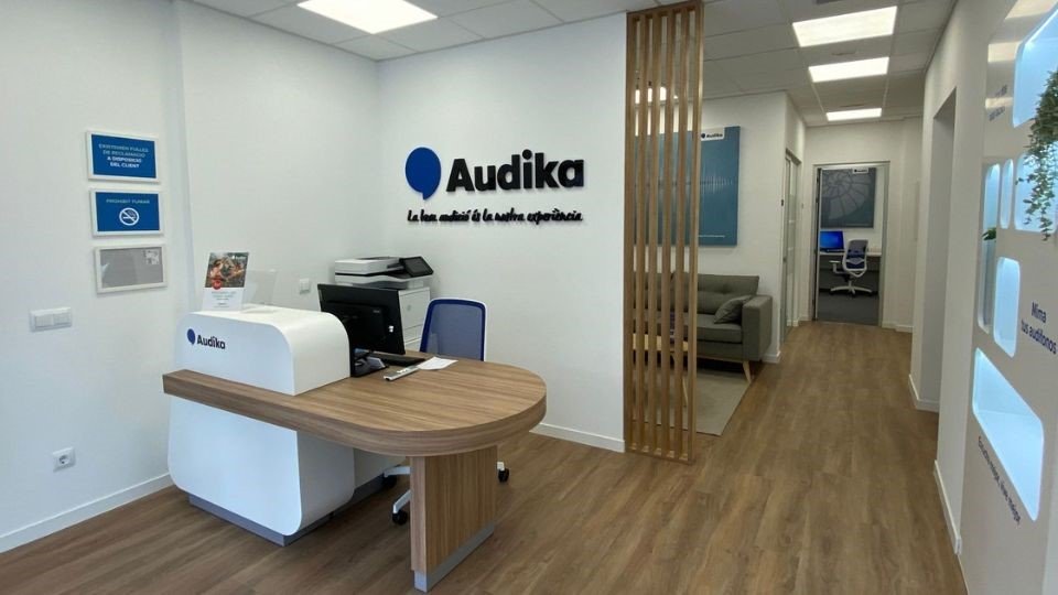Recepción y sala de espera del Centro Auditivo Audika en Manresa.