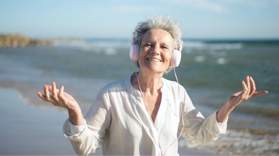 mantener la memoria auditiva mediante actividades al aire libre y música