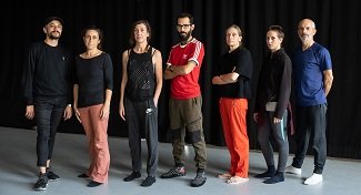 Audika patrocina el espectáculo de danza de ADITU en San Sebastián con un grupo de bailarines posando en un escenario.