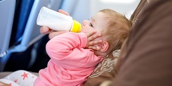 consejos para proteger los oídos de los bebés durante los vuelos