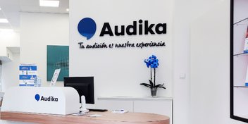 recepción moderna del centro auditivo Audika Menorca