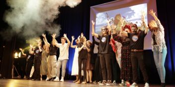 Concierto inclusivo organizado por Aprosoja y Audika con participantes en el escenario celebrando.