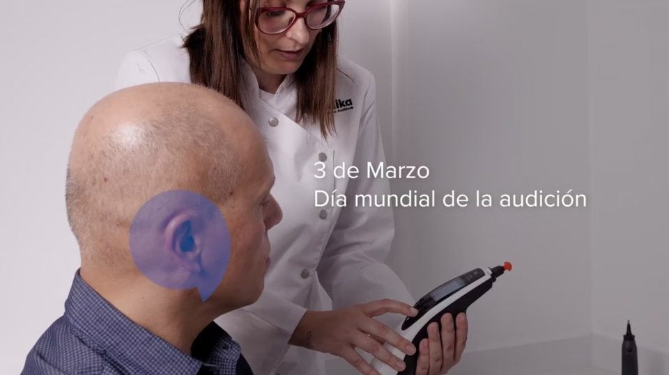 hombre en centro auditivo Audika realizando prueba de audición con una especialista durante el Día Mundial de la Audición