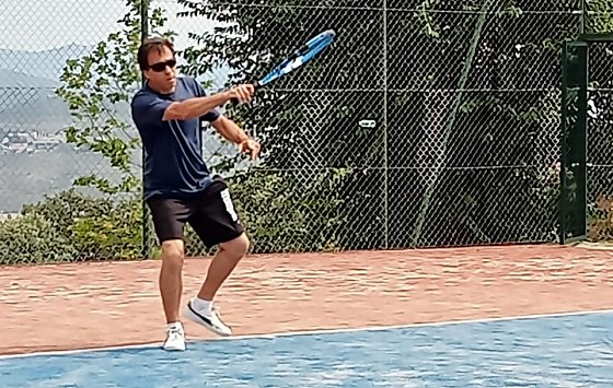 Nacho Ruiz jugando al blind-tennis mientras utiliza audífonos Audika Extra.