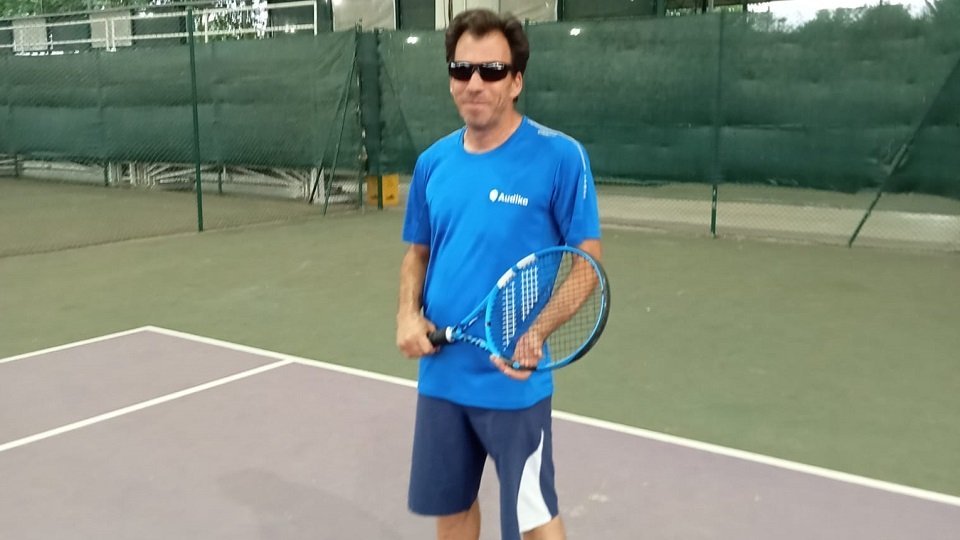 Nacho Ruiz, deportista sordociego de blind-tennis patrocinado por Audika