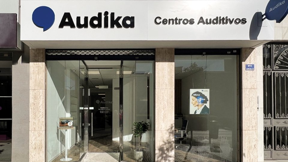 fachada del nuevo centro Audika en Málaga, especializado en soluciones auditivas y cuidado de la audición.