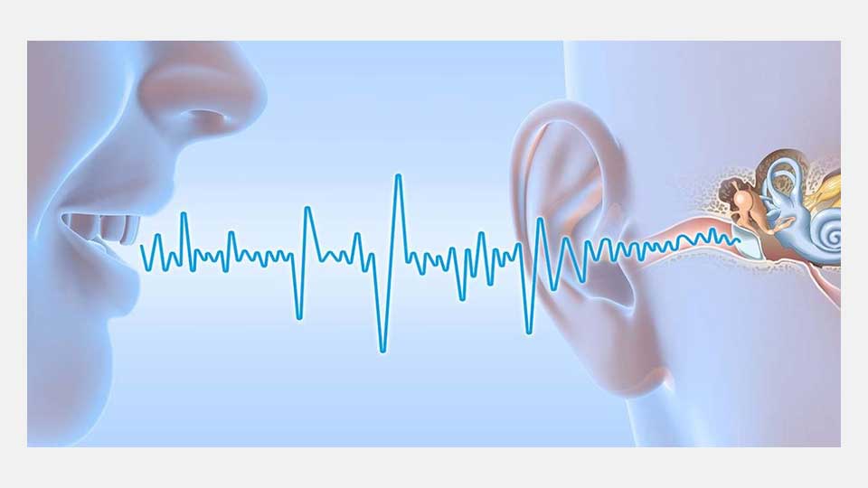 Una persona habla emitiendo ondas sonoras representadas gráficamente, dirigidas hacia un oído humano. En el contexto, se incluye un esquema interno del oído con la cóclea visible.