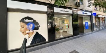 Centro auditivo en Madrid con escaparate que incluye el mensaje ’Mima tus oídos’.