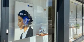 Escaparate de Centro Auditivo Terrassa con cartel promocional y material informativo.