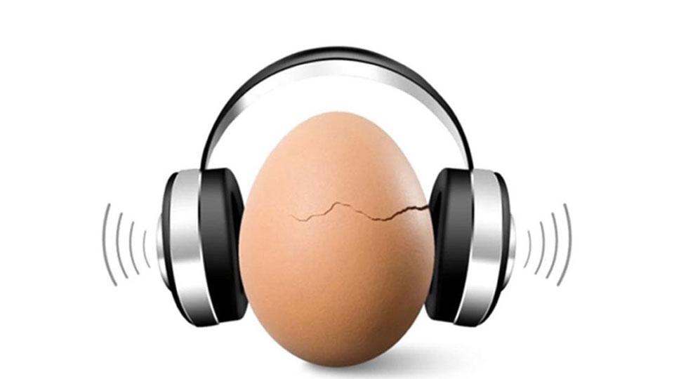 Un huevo ligeramente agrietado lleva auriculares negros y plateados, con ondas de sonido emanando a ambos lados, sobre un fondo blanco minimalista que resalta la escena.