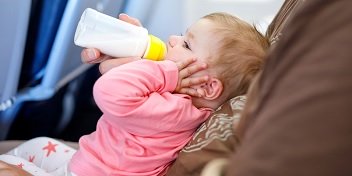 bebé sujetándose la oreja debido a dolor por cambios de presión durante un vuelo