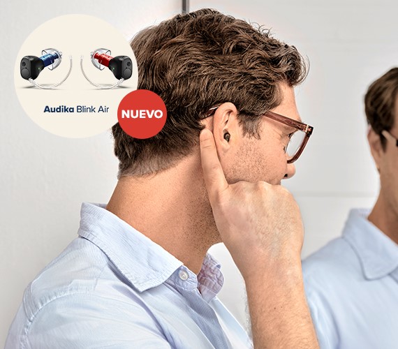Un hombre se mira al espejo, se muestra sobreimpresa la imagen del audífono Audika Blink Air