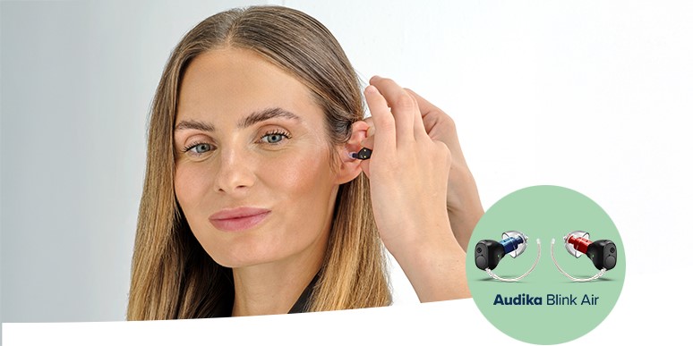 Una mujer se está adaptando un audífono. Sobreimpreso se muestran los audífonos Audika Blink Air