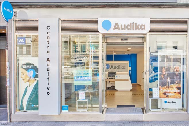 Centro auditivo Audika en Calle Ramón y Cajal, A Coruña, especializado en soluciones para la salud auditiva.