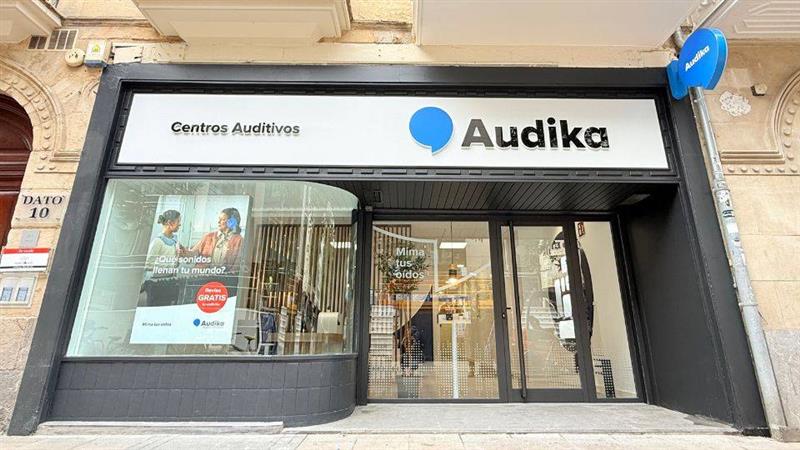 Fachada del Centro Auditivo Audika en Euskadi con letrero visible y zona de escaparate mostrando material promocional.