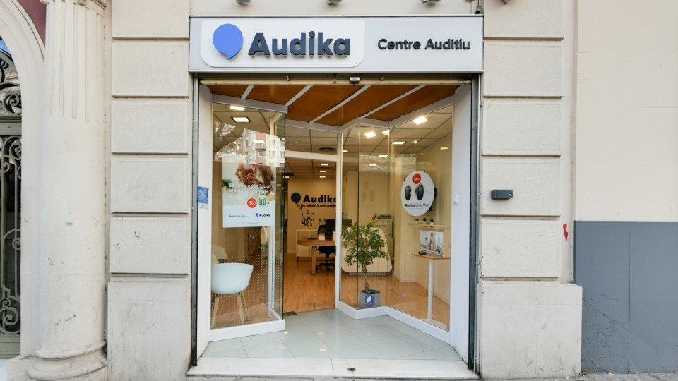 Fachada del centro auditivo Audika de Barcelona, Sant Joan