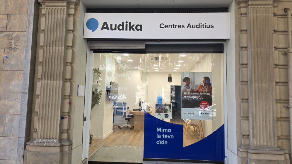 Fachada del centro auditivo Audika en Carrer de Còrsega, en Eixample, Barcelona