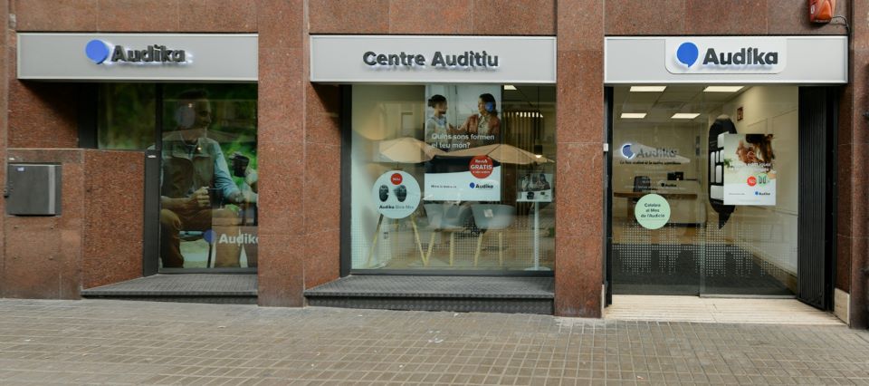 Fachada del centro auditivo Audika de Barcelona, Gaudí