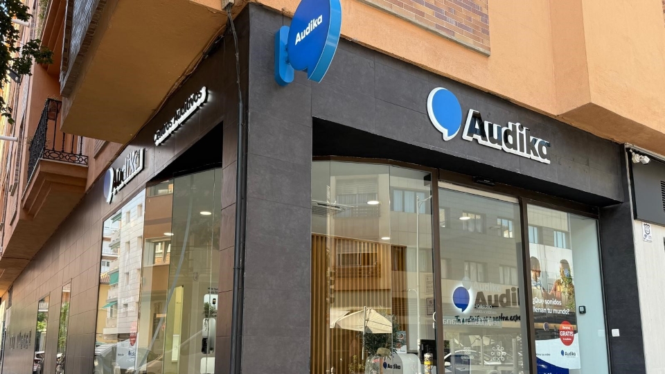 Fachada del Centro Auditivo Audika en Granada, Alhamar