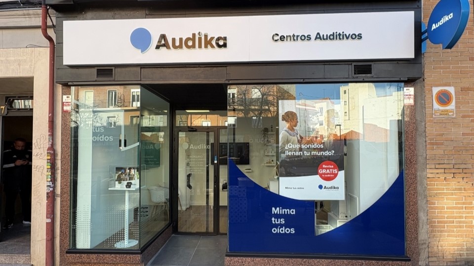 Fachada del Centro Auditivo Audika en Madrid, Calle General Ricardos (Carabanchel)