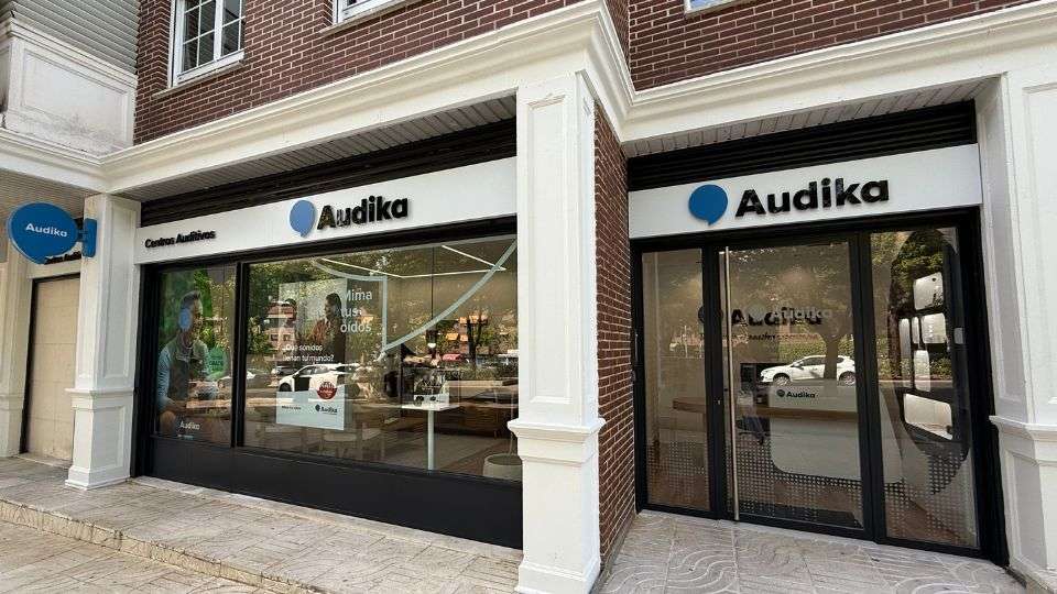 Centro Auditivo Audika en Pozuelo de Alarcón con fachada moderna y diseño acogedor.