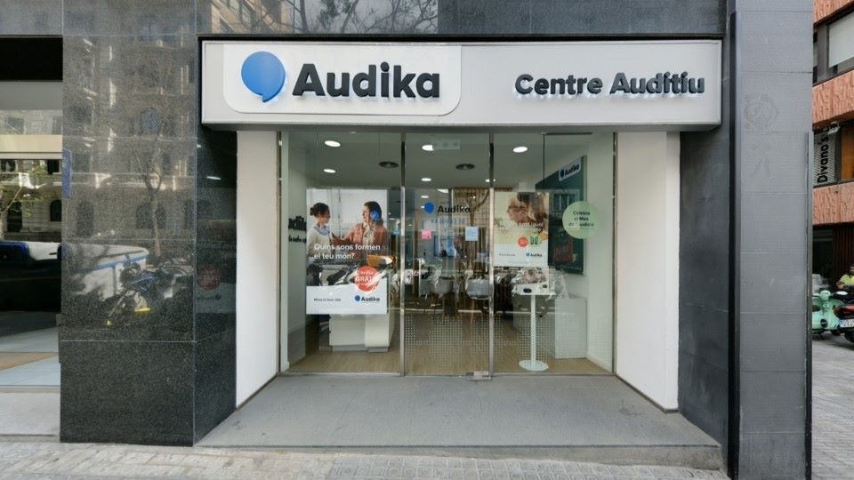 Fachada del centro auditivo Audika de Barcelona, Travessera